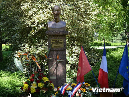 Tượng đài Chủ tịch Hồ Chí Minh tại công viên Monceau, thành phố Montreuil.